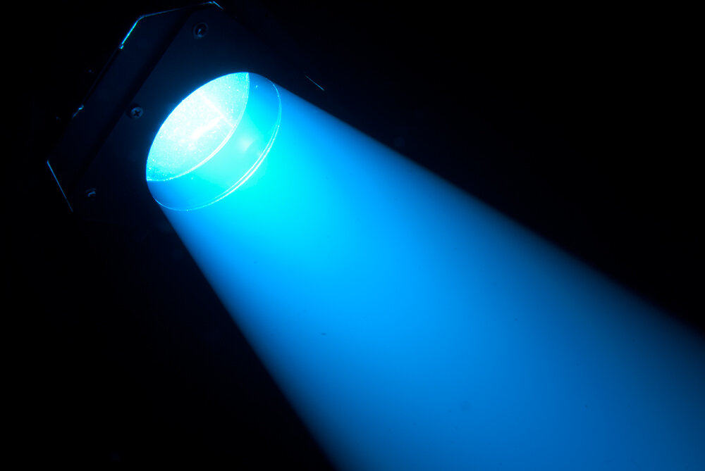 Прожектор синий. Chauvet led Followspot 75st. Свет фонарика. Свет фонарика в темноте. Луч фонарика в темноте.