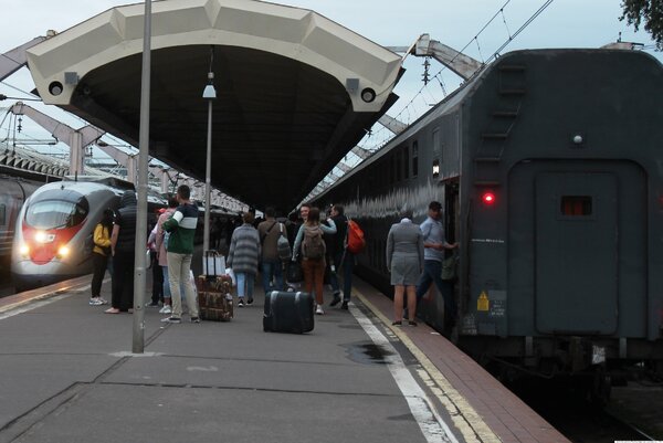Поезд прибыл на конечную, в вагоны зашли гастарбайтеры убирать белье (фото)