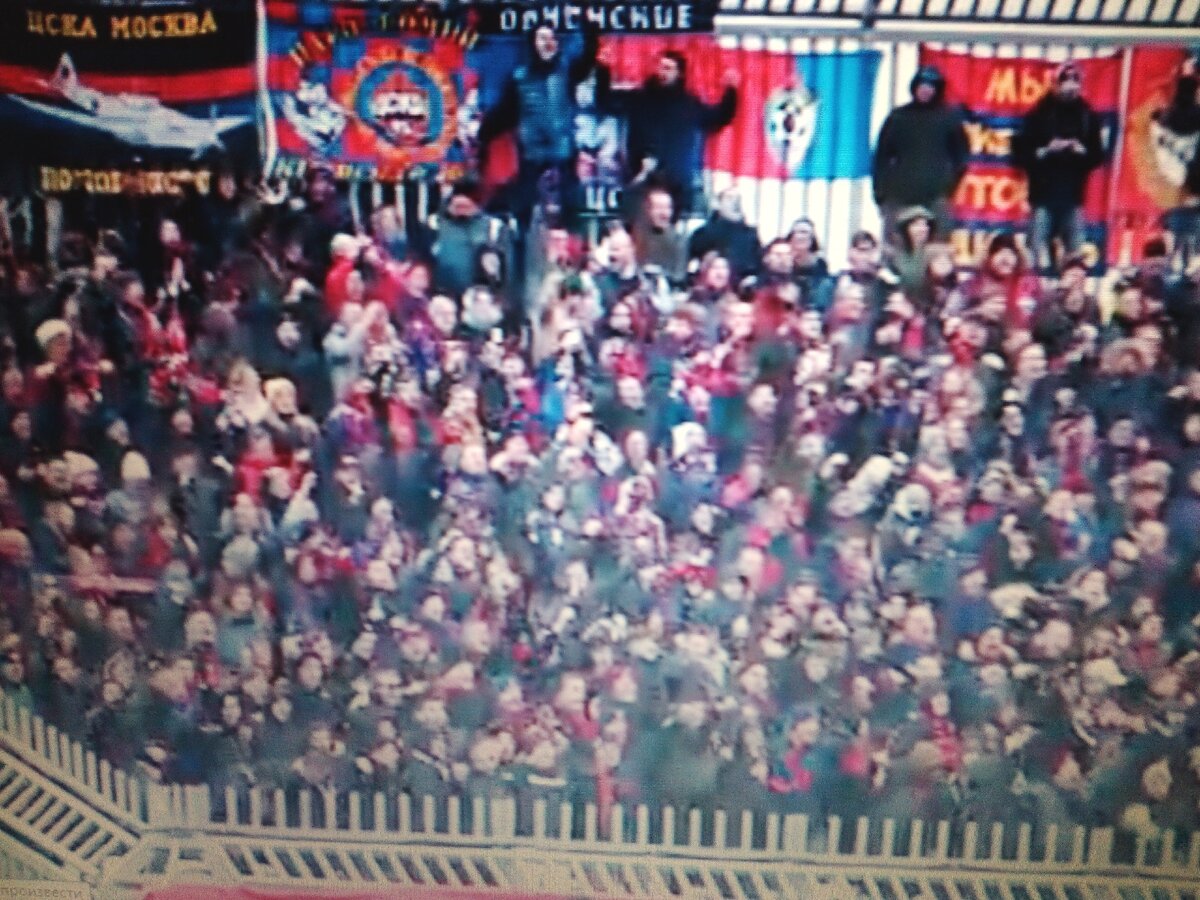 Болелы ЦСКА пока ещё рады  -их любимцы открыли счёт в этой встрече.