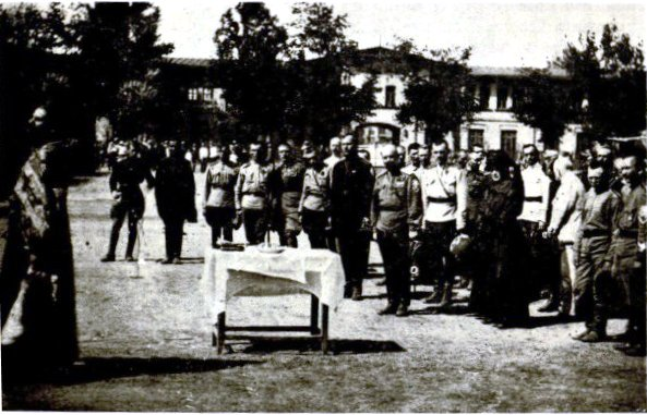 https://upload.wikimedia.org/wikipedia/commons/a/af/%D0%9A%D1%83%D1%82%D0%B5%D0%BF%D0%BE%D0%B2_%D0%BD%D0%B0_%D0%BC%D0%BE%D0%BB%D0%B5%D0%B1%D0%BD%D0%B5_3-%D0%B3%D0%BE_%D0%9A%D0%BE%D1%80%D0%BD%D0%B8%D0%BB%D0%BE%D0%B2%D1%81%D0%BA%D0%BE%D0%B3%D0%BE_%D1%83%D0%B4%D0%B0%D1%80%D0%BD%D0%BE%D0%B3%D0%BE_%D0%BF%D0%BE%D0%BB%D0%BA%D0%B0_%D0%A5%D0%B0%D1%80%D1%8C%D0%BA%D0%BE%D0%B2_1919.jpg