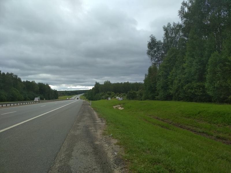 Трасса М-8 "Холмогоры". Справа чуть впереди - место жительства Юрия Алексеева