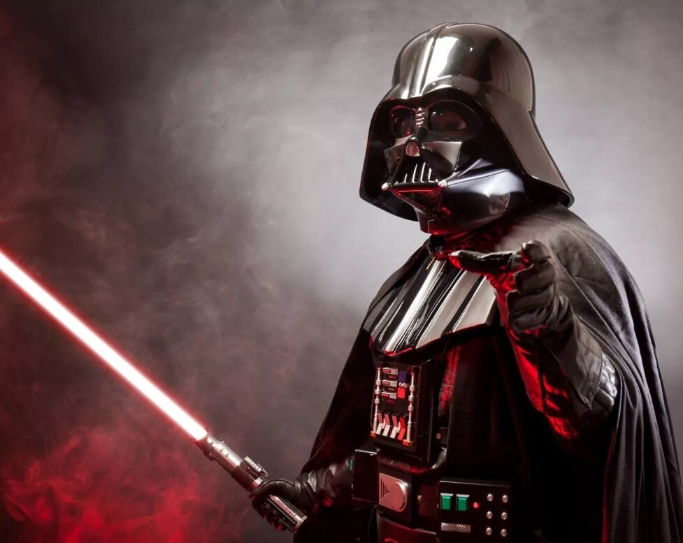 Дарт Вейдер-Получил смертельные травмы после поединка с магистром Оби Ван Кеноби на планете Мустафар. После чего был заключен в костюм,со встроеной системой жизнеобеспечения, а шлем позволял дышать, видеть и говорить помощью устройства модулятора голоса.