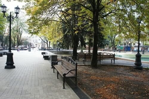 Старый сквер Москвы осенней

Встретил, вновь, меня листвой

С каждым годом, все степенней

Чувств любовных вел конвой



Двадцать лет назад впервые

Я увидел здесь тебя

Твои чары озорные

Взяли в плен тогда меня



К дому шел, после работы

Теплый вечер, сентября

В голове одни заботы

Яркий луч от фонаря



Через сквер, среди деревьев

Пролегал мой путь домой

С окон свет, в роли лакеев

Встретил мимикой немой



Звонкий смех в тиши раздался

Что-то екнуло внутри

Обернулся, повстречался

И ушел с ней до зари...



Нас Москва вела ночная

Стыд людской не виден был

Все прекрасно сознавая

На мораль, глаза закрыл



Страсть и похоть опьянила

Мой рассудок вдруг поплыл

Незнакомка поманила

Ум мужской про все забыл...



Ночь любви - венец той встречи

И прощанье у метро

Гладил, чувствовал те плечи

Проводил и жду ее...



В этом сквере, обещала

Встречу нашу воссоздать

Но меня не навещала

Заставляя долго ждать



По сей день я одинокий

Лик ищу ее везде

Шрам любви внутри глубокий

Не свелось бы все к беде...



Сменена прописка вскоре

Но несет меня в тот сквер

Сам с собой живу я в ссоре

Как двуликий лицемер



Никогда бы не подумал

Что любовь столь тяжела

Сколько я уж передумал

Одним словом... довела



Но пока течет кровь в жилах

В здравии, как кавалер

Ждать и верить, в моих силах

И идти с надеждой в сквер!