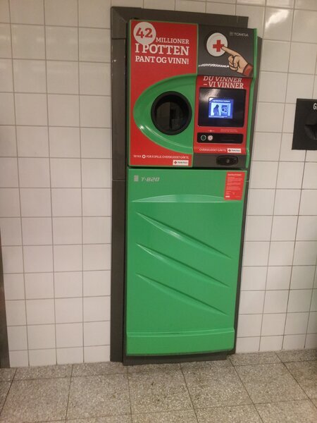 Автомат по приему пустой тары. Фото автора.