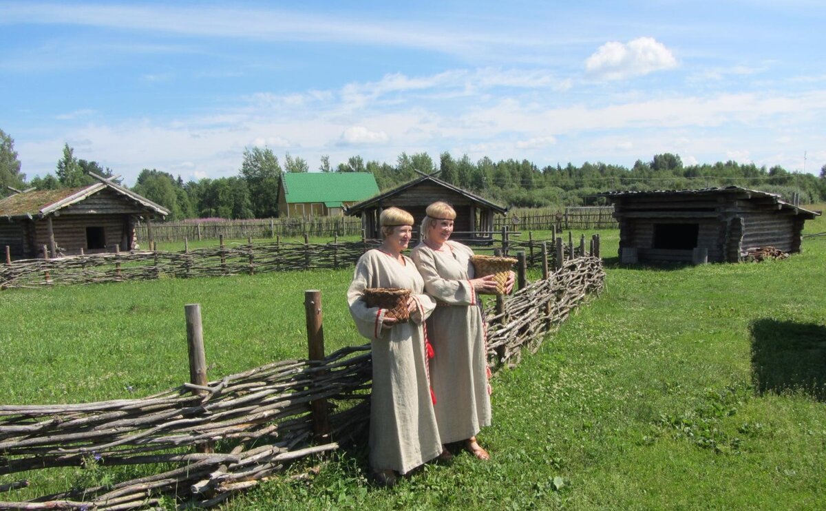 Hier sind wir die zwei Bäuerinnen auf dem Bauernhof aus dem 13. Jahrhundert. Мы- крестьянки из славянской деревни, 13 в.:)))