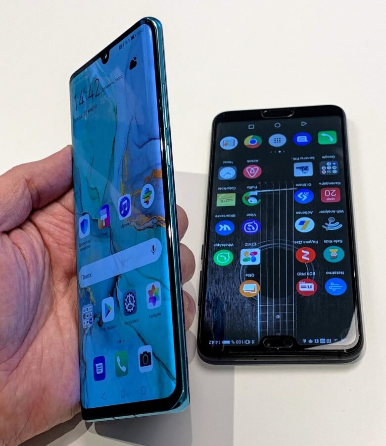 Huawei P30 Pro (в руке) и P20 Pro