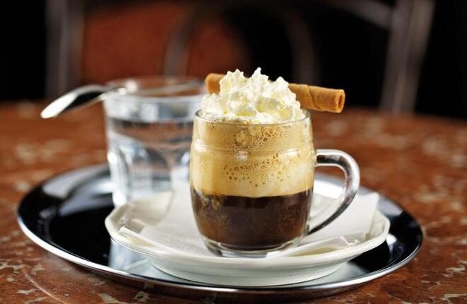 Кофе, в котором сладких добавок больше, чем кофе -- не в моём вкусе. Но допускаю, что кому-то именно это нравится. 