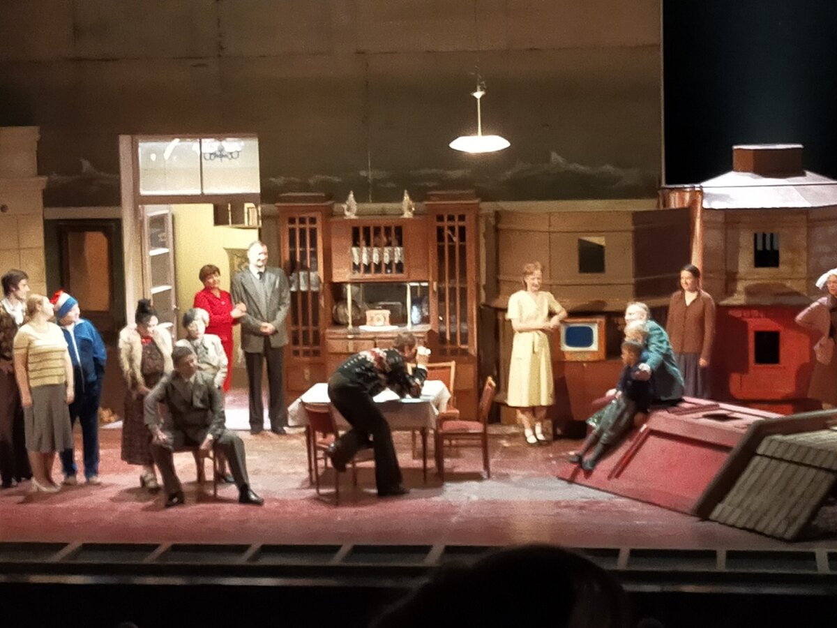  Сцена из "густонаселенного" спектакля. Любительская съемка