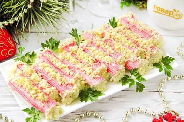 Крабовые палочки  — 200 Грамм Яйцо  — 3 Штуки (вареное) Сыр  — 100 Грамм Чеснок  — 2-3 Зубчиков Укроп  — 1 Ст. ложка Соль  — По вкусу Черный молотый перец  — По вкусу Майонез  — По вкусу  