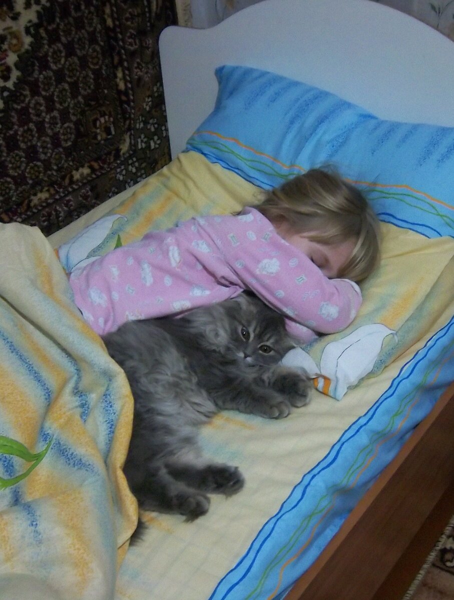 Фроська со своей маленькой хозяйкой. Фото из архива Алёны Волковой