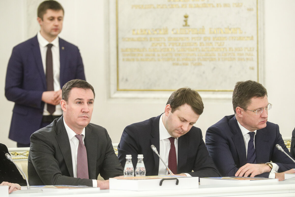 Министр с/х Патрушев (сидит слева) приготовил приятный сюрприз для президента