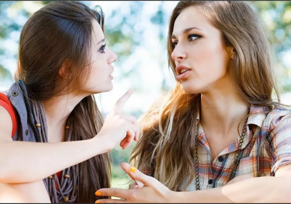 Человек радостный. Две девушки шепчутся. Девушка с другим парнем. Мужчина в окружении красивых девушек. Парень и две девочки.