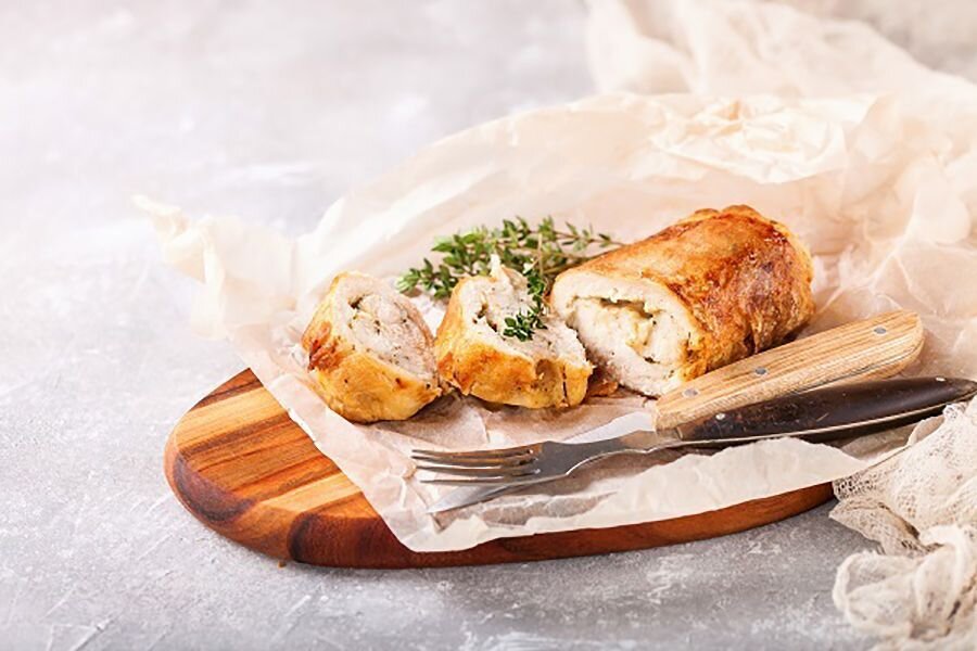 Куриные рулетики с ананасом и беконом имеют достаточно пикантный вкус и просто удивительный внешний вид. Они станут прекрасным дополнением к вашему праздничному столу, готовятся просто и быстро.