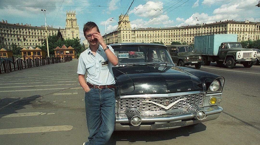 Герман Стерлигов на фоне Чайки, купленной в гараже Брежнева, 1992 г.