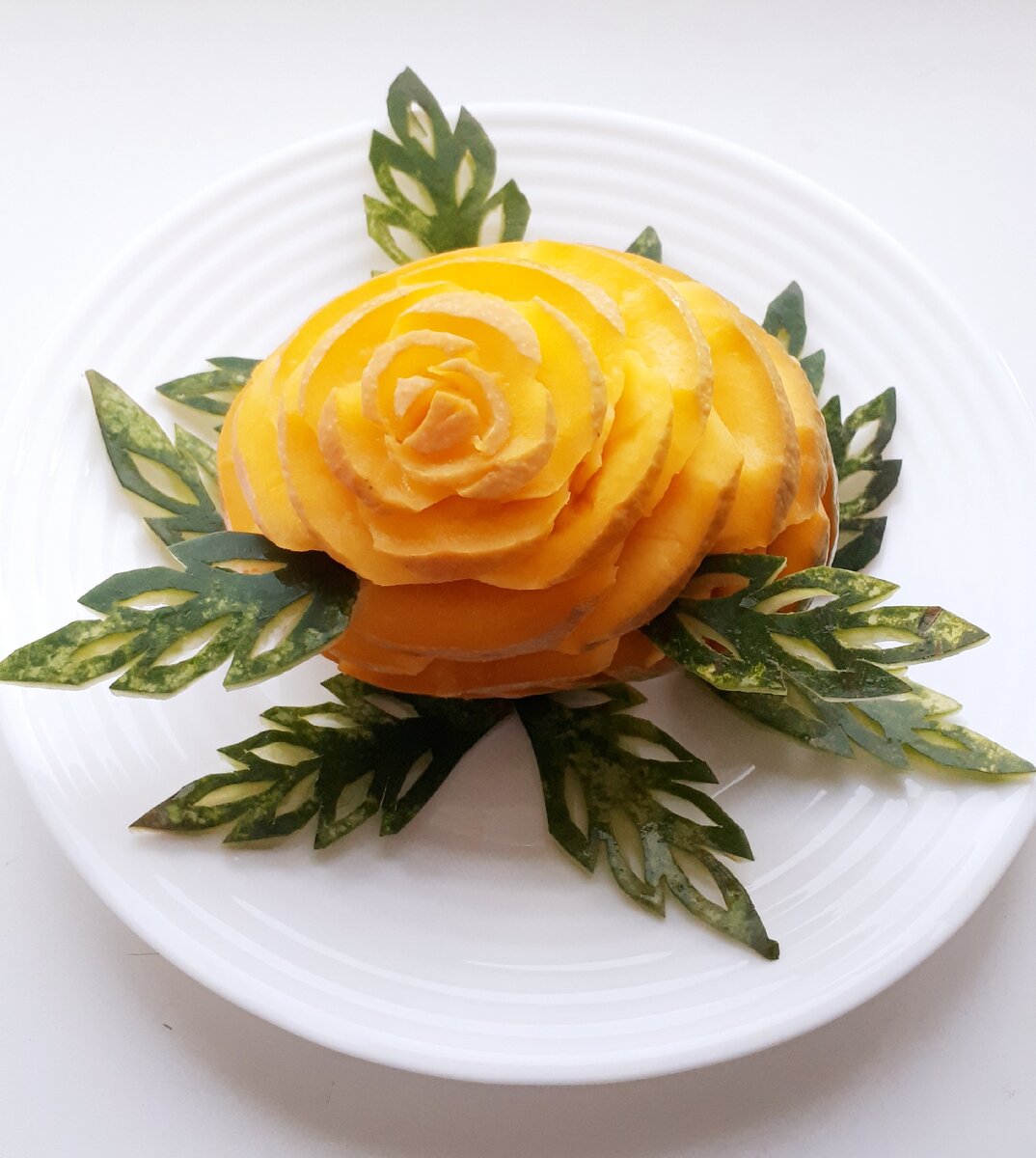 На этой картине цветок из манго, а листья из арбузной корочки.