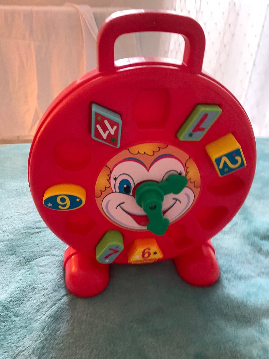 Любимый сортер в виде часов) берет цифру и ей бьет по часам уже