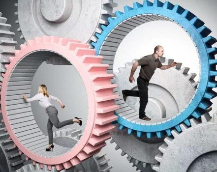 Две беды современного человека: одиночество и эгоизм.

Сейчас уже никак. 

Мы век свой коротаем в одиночку, 
Бежим куда-то, всё торопимся вперёд.
А кто-то рядом ждёт вас, как последнего трамвая.
Хотя и знает;
 - и трамвай, и поезд этот, не придёт.

Мы век свой коротаем в эгоизме.
Она энергии ещё полна, но ищет
что-то,
- что забыла в прошлой жизни,
А в новой так и не нашла. 

А он всё мечется от злата до покоя,
Уставший падает в постель.
То вспоминает, что-то светлое такое,
То забывает месяц или день.

Она всё прыгает, танцует.
Кругом привычное "ничто"
Он в тишине себя находит,
А было ли когда-то хорошо? 

Бегут от счастья по одной дороге,
Откроют душу тут же наплюют.
И разбегутся по углам; - и воют, воют.
От одиночества и эгоизма.
И вроде-бы живут, а вроде не живут. 

Она могла бы написать ему
сама бы:
- слова простые;
- так вроде, невзначай,
но гордость тут сильнее.
А обида?  И голос в голове:
  - ты не прощай.

А  что-же он?  Да всё по-прежнему, 
Всё как-то по обычному, работа дом;
- Дела, дела, дела.
Она всплакнёт, он выпьет по привычке.
И в телефоне с телевизором до самого утра. 

А жизнь бежит с хомячьей прытью,
И крутится колёсико, и часики тик так. 
А ведь могли бы?
- Да могли бы, вроде. 
А как сейчас? Сейчас уже никак.

© Copyright: aristokraft

#aristopoetry
#aristokraft
#aristopoetry 
#стихиодногопоэта
#календарь_стихов
#пишустихи
#поэзия
#поэт21века
#поэт
