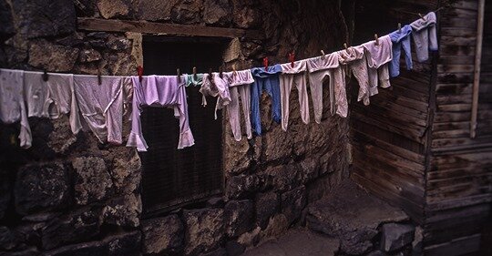 Нунэ и ее отец Нунэ Киракосян было 35, когда она решила родить ребенка без мужа. Она понимала, что это противоречит принятым в Армении традициям и будет непривычно и непонятно для ее окружения. Однако Нунэ решилась – и родила. Ее дочери уже 11 лет.

«Десять лет назад решиться на подобный шаг было еще сложнее, но я боролась до последнего. Во время моей беременности, когда кто-то разговаривал в доме, моя дочь реагировала, шевелилась. Но как только начинал говорить отец, она замирала внутри меня. Еще не родившись, она как будто чувствовала, что мой отец против ее рождения», — рассказывает Нунэ.

• Скандальная история: женщина утверждает, что ее сына продали, и требует вернуть его

• Свой чужой ребенок: суррогатное материнство в Армении

• 14 детей в семье — видеоистория из Армении

Она вышла замуж в 25 лет, однако через несколько лет развелась и вернулась в родительский дом. Продолжила образование, получила профессию экономиста, состоялась, почувствовала свою самостоятельность. И все это время она думала о рождении ребенка.

«Мне было уже 32 года, я понимала, что время уходит. Главной проблемой был мой отец. Однажды я ему сказала: “Пап, если я рожу ребенка, тебе будет плохо от этого?” Он с сарказмом сказал — конечно, нет, наоборот, буду ходить с гордо поднятой головой и флагом в руках. “Пап, — говорю, – я могу выйти замуж в любом возрасте – в 40, 50, даже в 60, но в этом возрасте уже не смогу родить ребенка”. И я его предупредила, что если забеременею, то рожу себе ребенка», — рассказывает Нунэ.

Через год после этого разговора Нунэ забеременела. На третьем месяце беременности она снова поговорила с отцом. После этого разговора он прекратил с ней всякое общение.

«Он не разговаривал со мной год и пять месяцев. Мама и брат легко приняли мое решение. Моя дочь росла, а отец продолжал молчать. Потом я узнала, что как только я выходила из дому, он подходил к ребенку, брал ее на руки, гладил, даже баюкал. Время все расставило по местам, он понял, что родить ребенка – это не распущенность и не безнравственность».

Нунэ говорит, что знает многих женщин под сорок, которые раздумывают, стоит ли им идти на такой шаг. И многие отказываются от этой мысли, опасаясь осуждения.

Сона никогда не хотела выходить замуж
Сыну 39-летней Соны Бадалян уже два года. По ее словам, многие женщины сами подавляют в себе желание иметь ребенка и объясняют свое решение отношением родителей и общества.

«Они просто не могут решиться. Нужно просто принять решение и определиться – ты идешь на искусственное оплодотворение или отношения с другом? Остальные проблемы для женщин этой возрастной группы – решаемые, это деловые вопросы», — думает Сона.

Она говорит, что сейчас копается в памяти и вспоминает, что никогда не мечтала о семье. Свое желание всегда визуализировала вдвоем – себя с малышом, без мужчины.

«Не знаю, это эгоизм или еще что-то? Но я не раз ловила себя на этой мысли. И вселенная откликнулась – дала мне то, о чем я мечтала. Я должна была пойти на этот шаг. Я даже не думала о мнении окружающих. Мой генплан был больше, важнее и мощнее. Для меня даже странно, что женщины, когда думают о рождении ребенка одной, в первую очередь, думают о том, что о них скажут. Во-первых, человек должен сам любить себя. Женщины должны думать о себе.

Во время беременности я никогда не ходила с опущенной головой, не стеснялась, потому что мои действия никак не влияли на жизнь других и не отнимали счастья у кого-то», — говорит Сона.

После рождения сына Сона заметила, что ее друзья стали больше ее ценить, выросла и ее личная самооценка. Однако ей не удалось избежать семейных проблем. Факт рождения ребенка до сих пор тяжело переживают ее родители, а брат вовсе не общается с ней.

«Они говорят, что я эгоистично приняла эти решения, не обсудила их с ними, не спросила разрешения, прежде чем изменить свою жизнь. Я им отвечаю тем же — кто-то из вас советовался со мной, прежде чем менять свою жизнь? Или я требовала, чтобы вы согласовывали что-то со мной? Каждый человек живет своей жизнью», — говорит Сона.

Как решиться?
40-летняя Эмма Саргсян признается – уже пять лет готовит себя к рождению ребенка:

«Когда я была моложе и думала о рождении ребенка, говорила себе — никогда не пойду на это, если не выйду замуж. Но время и возраст помогают прийти к этому решению. Самое главное – быть психологически готовой, тогда все посторонние разговоры отойдут на второй план».

А Сона говорит, что многие к ней приходят, чтобы набраться смелости и решиться на этот шаг:

«Я им объясняю: самое главное – принять решение. Я сейчас не говорю с позиций «победителя». Просто говорю, что нужно быть решительным. Не хочешь рожать от кого-то, можно пойти на искусственное оплодотворение. Но даже этого стесняются».

Помощь врачей
В репродуктивном центре Fertility center ежегодно несколько десятков незамужних женщин становятся матерями благодаря искусственному оплодотворению.

Директор центра, гинеколог-репродуктолог Эдуард Амбарцумян говорит, что в последнее время число женщин, обращающихся в центр, растет. Десять лет назад сюда приходили единицы, и это считалось героическим или трагическим поступком:

«Теперь уже этот вопрос не обсуждают с бабушками и дедушками, не спрашивают разрешения у всей родни. Сейчас женщина может принять решение самостоятельно».

По словам директора репродуктивного центра, к ним обычно обращаются женщины в возрасте 40-45 лет. Но он советует обращаться к врачам раньше, поскольку 44-й год – последний в репродуктивной жизни женщины. В 45 лет репродуктивная функция женщины официально считается завершенной.

«Даже наши мощные вспомогательные технологии иногда не позволяют нам помочь, так как яйцеклетки женщин уже перестают работать. Бывает, даже невозможно получить яйцеклетку женщины для «оплодотворение в пробирке». Если женщина тянет, думая, что рожают и в 45, и в 50, то это на самом деле может оказаться не ее случай», — говорит Эдуард Амбарцумян.

Право выбора
Мечта о материнстве в разных центрах обходится женщинам в 300 или 350 тысяч драмов [около $620-720] за внутриматочное оплодотворение. Причем у них бывает возможность выбора. 

«Кто-то хочет ребенка с голубыми глазами, для кого-то важно, чтобы он был высоким, кто-то хочет сходства с мужчиной своей мечты, а кто-то — с человеком, с которым когда-то были сердечные отношения», — говорит директор репродуктивного центра.

В армянских центрах данные доноров не разглашаются. Но, по словам, Эдуарда Амбарцумяна, в странах Евросоюза уже пересматривают этот вопрос. Там стали думать, что ребенок после 18 лет должен иметь право узнать, кто был донором.

Женщин больше, чем мужчин
Исполнительный представитель Фонда населения ООН Цовинар Арутюнян считает, что самая очевидная причина этого — миграция. Мужчины уезжают на заработки. А 80 процентов мигрантов – мужчины активного репродуктивного возраста.

«Если рассматривать группу 20-40-летних – а это люди самого активного репродуктивного возраста – то здесь у нас мужчин меньше на 40 тысяч», — говорит Цовинар Арутюнян.

По ее словам, это серьезная проблема, так как многие женщины именно по этой причине не могут создать семью. И те из них, кто хочет иметь детей, начинают думать об искусственном оплодотворении:

«Государство должно обеспечить благоприятную атмосферу, условия, чтобы женщины, которые хотят иметь детей, становясь матерями-одиночками, пользовались этим правом. Что касается благосостояния, то на подобный шаг решаются финансово обеспеченные женщины, у которых есть работа. Государство должно принять меры для разрушения стереотипов, чтобы женщины полноценно пользовались своим правом, не становясь при этом объектом унижения. С другой стороны, их не следует рассматривать в качестве машин для деторождения».

Ответственный по связям с общественностью Фонда населения ООН Мгер Манукян считает, что эта проблема может разрешиться с улучшением экономической ситуации в стране. Будет работа и заработок – мужчины смогут вернуться:

«Однако помимо количественного дисбаланса, есть и образовательный и качественный дисбаланс. Есть исследования, которые показывают, что женщины обычно выходят замуж за мужчин равных себе или имеющих более высокий статус в обществе. Для мужчин все иначе – они могут жениться на женщине любого социального статуса.

У состоявшихся женщин, у которых есть работа и положение в обществе, выбор несколько ограничен. Есть тридцати- и сорокалетние, которые говорят, что не могут найти своего мужчину. И дело тут не только в том, что мужчин меньше».

«Я решилась на искусственное оплодотворение»
Эмма Саргсян так и не встретила мужчину своей мечты. Но уже достигла серьезных успехов в карьере, финансово независима и может обеспечить благополучную жизнь своему ребенку.

«Я уже решилась на искусственное оплодотворение. Я пойду на этот шаг, чтобы обрести смысл жизни и стать счастливой», — говорит она.

А Нунэ Киракосян, которая уже прошла этот путь, советует женщинам прожить свою единственную жизнь для себя, а не для других – даже если это родители, братья или другие близкие родственники.