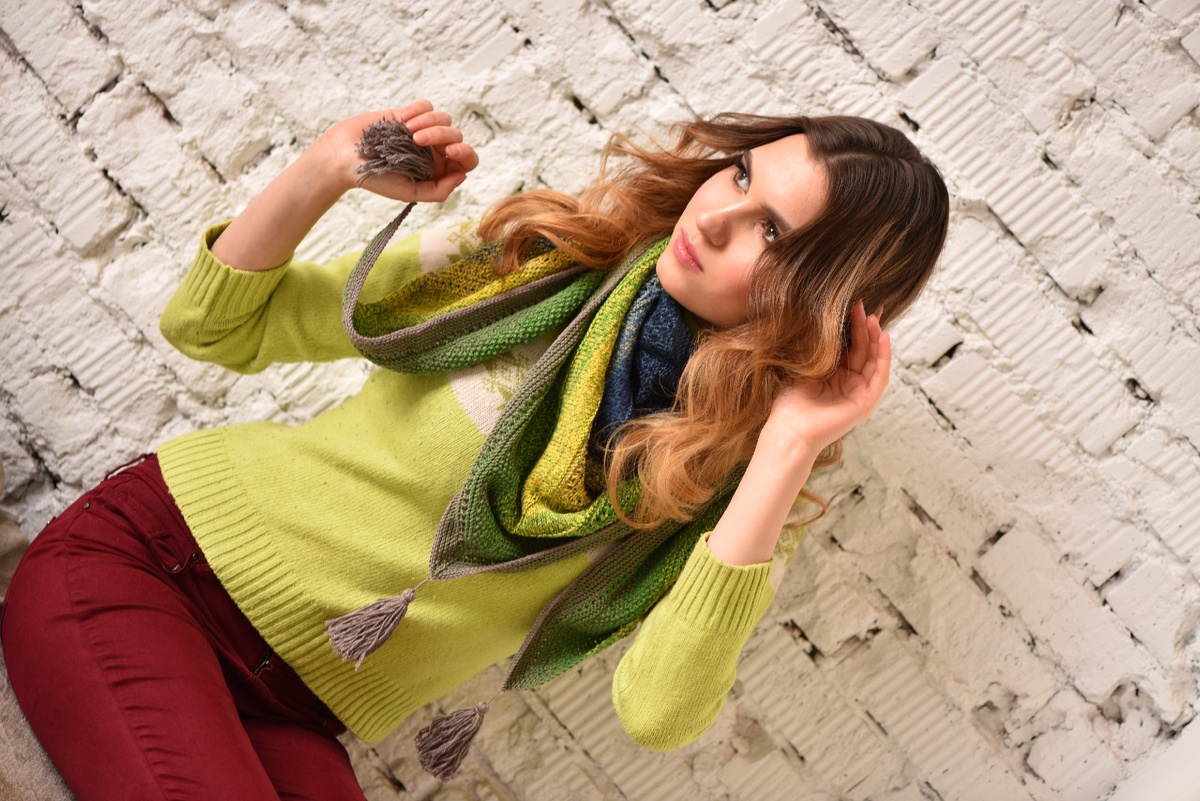 Бактус - это вязанный шейный платочек. Бактусы очень универсальны. Их можно носить просто как украшение на шею, можно как палантин- накидку, можно под пальто. Даже с пуховиком они очень красиво и стильно смотрятся. Этот аксессуар подойдет любой девушке, женщине, бабушке... Как вы считаете?