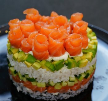 Можно добавить слой авокадо, это добавит сливочную нотку в салат