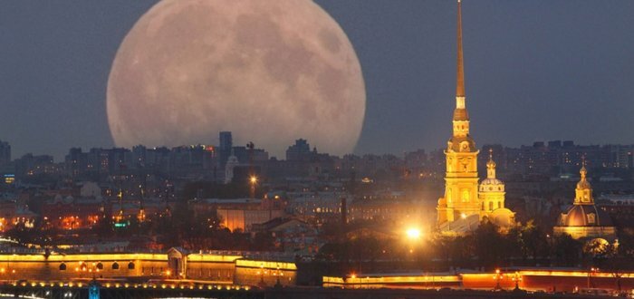 Суперлуна над Петербургом
