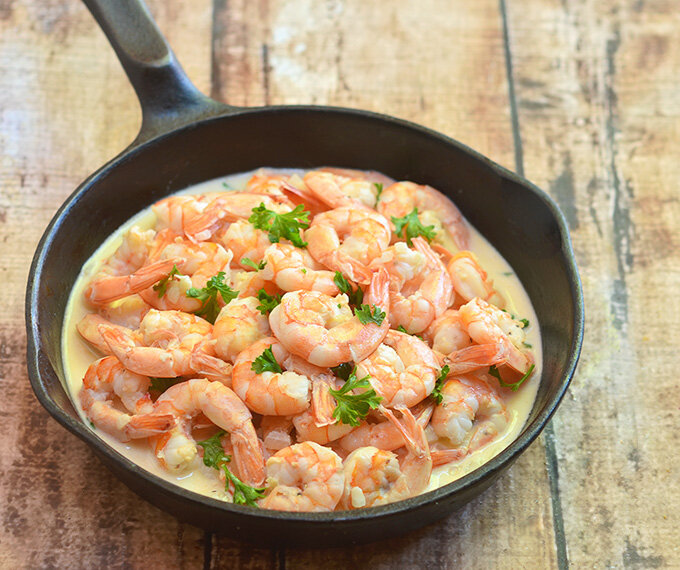 Ингредиенты: Креветки - 800 грамм
Сливочное масло - 50 грамм
Чеснок - 2 зубчика
Сливки - 250 миллилитров
Петрушка
Соль

Приготовление:
1. Почистите чеснок и измельчите его с помощью чесночницы.
Выложите чеснок в сковородку, разогрев её со сливочным маслом. Потом добавьте сливки и вскипятите. 2. Почистите креветки и выложите их в сковороду. Всё тщательно перемешайте и тушите на протяжении 10 минут.
3. Далее помойте зелень и мелко её нарежьте. Посыпьте содержимое сковородки измельчённой петрушкой. Хорошо перемешайте и тушите ещё около 2-3 минут.
4. Выложите креветки в тарелку и продолжайте тушить сливочный соус, пока он не загустеет. Потом выложите креветки в загустевший соус.
5. Всё перемешайте и тушите ещё примерно 3 минуты. В конце уберите креветки с огня и выложите на блюдо.
Приятного аппетита!