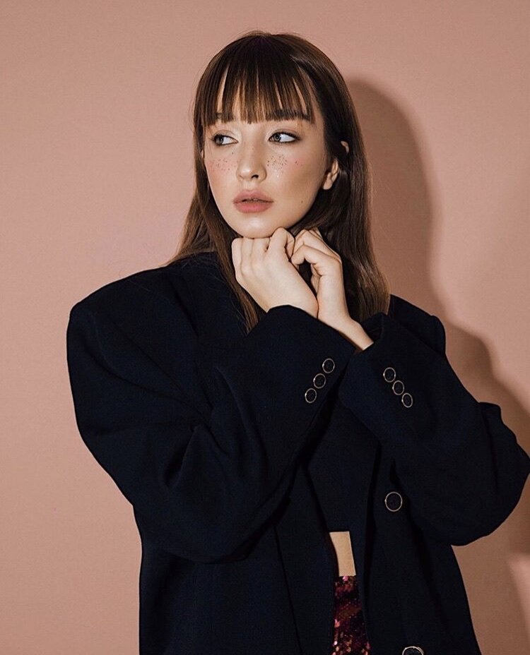 Вероника Логинова – одна из самых юных топовых lifestyle/fashion-блогеров, с 1 млн подписчиков в Instagram и YouTube. В 15 лет запустила свой первый курс по стилю и уходу за собой.