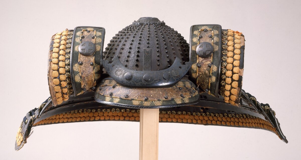 Хоси-кабуто. Конкретно этот шлем - "кабинетный", но суть одна: любые выступающие части на куполе шлема представляют опасность для жизни владельца.