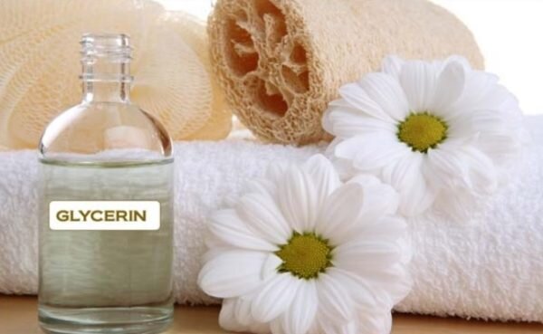 Глицерин – это уникальный продукт. Универсальное средство нашло применение в косметологии. Его можно добавлять практически во все косметические средства, включая шампуни, маски и крема. Обладая смягчающими свойствами и невысокой стоимостью, он прекрасно увлажняет как эпидермис, так и локоны. В этой статье мы рассмотрим, как применять глицерин для волос в домашних условиях.