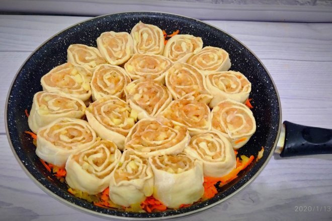 Вкусный и красивый ужин из простых продуктов. Очень необычно выглядят. Готовятся не очень долго. Вкусное и сытное блюдо для большой семьи.