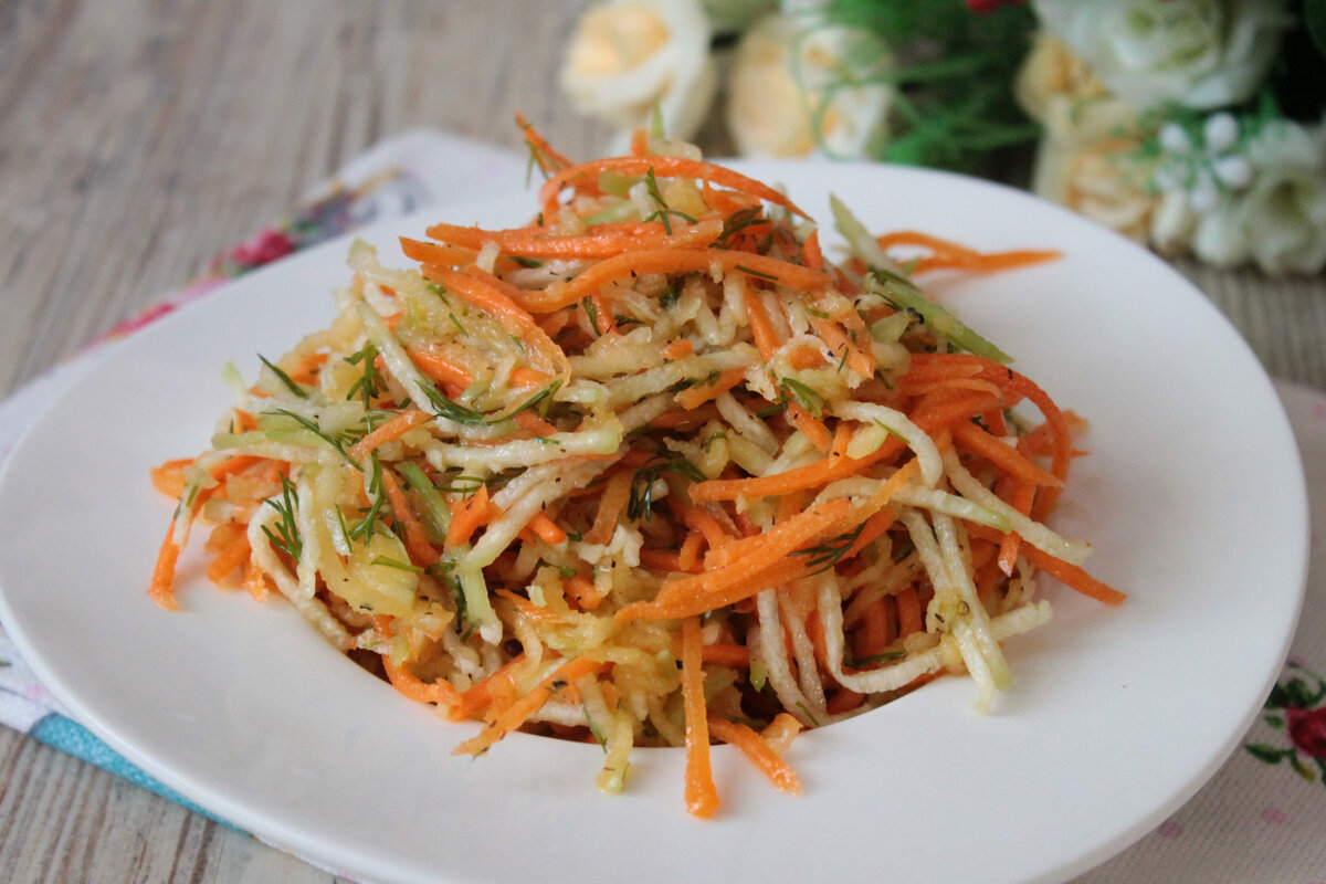 Салат из редьки. Салат из редьки и моркови. Салат с редькой и морковью. Овощной салат из моркови.