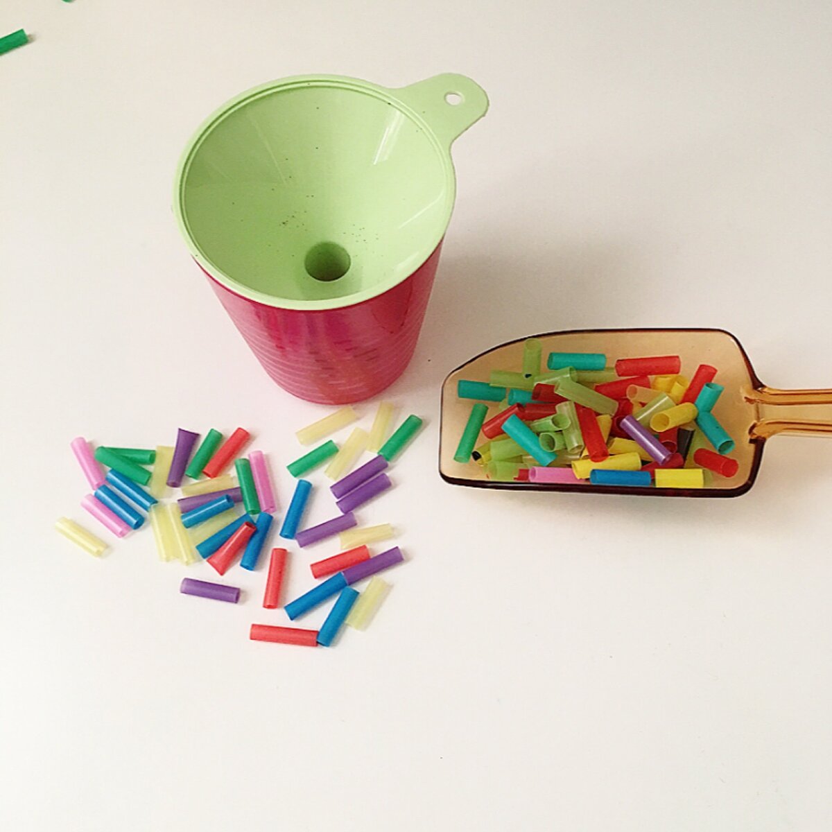 Трубочки одноразовые для напитков. Найти игру трубочки. Найти игру трубочки. Игры на мелкую моторику. Найти игру трубочки.