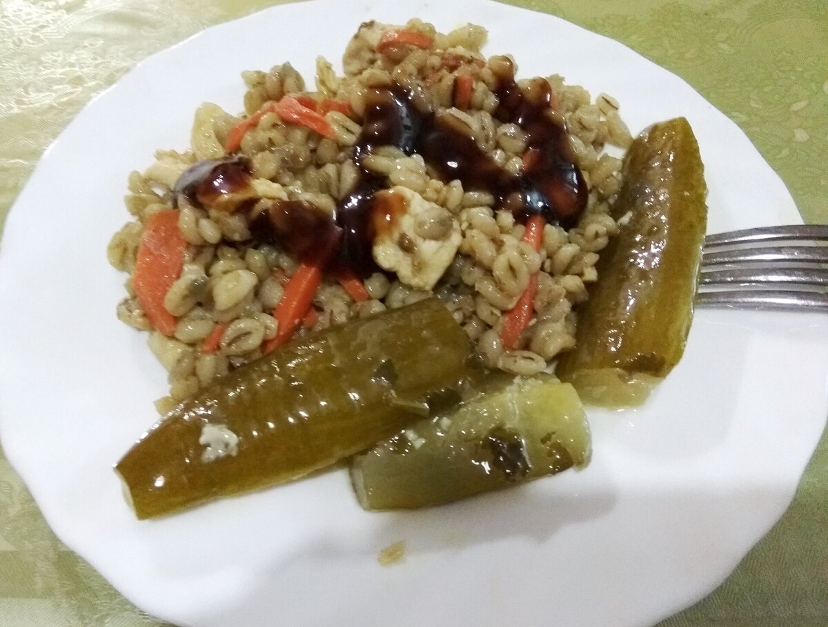 На ужин опять перловка с овощами и куриной грудкой + консервированные огурцы.На перловке соус терияки.