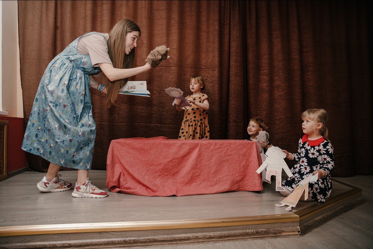 Ставим спектакль "Бумажные куклы" по книге Джулии Дональдсон. Режиссер и преподаватель: Мария Подковырова. 