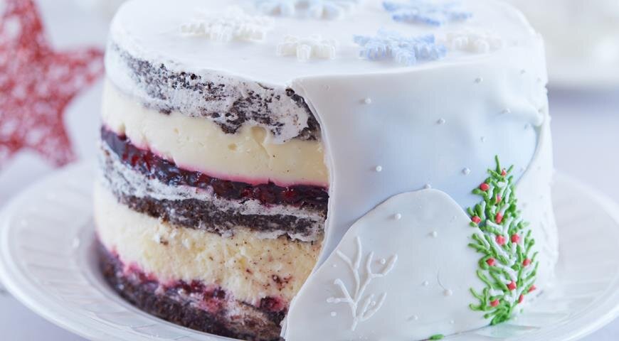 ИНГРЕДИЕНТЫ 180 г сливочного масла плюс для смазывания формы
370 г сахара
29 г желатина
300 мл охлажденных сливок жирностью 33%
200 мл воды
160 г муки
400 г творожного сыра, лучше «Филадельфия»
130 мл молока
225 г замороженной клюквы
400 г сахарной пудры
3 яйца
1 ч. л. разрыхлителя
1 ч. л. соды
1 ч. л. лимонного сока
2 белка
50 г какао-порошка
Для глазури
1 белок
200 г сахарной пудры
ПОШАГОВЫЙ РЕЦЕПТ ПРИГОТОВЛЕНИЯ
Шаг 1
Фото приготовления рецепта: Шоколадный торт «Клюква в снегу», шаг №1
Для шоколадного бисквита 130 г размягченного масла взбейте миксером с 200 г сахара до светлой пышной массы. Не прекращая взбивать, добавьте по одному 3 яйца. В отдельной миске смешайте просеянную муку, какао-порошок, разрыхлитель и соду. Соедините в несколько приемов сухую смесь со взбитой. Добавьте молоко, перемешайте. Дно разъемной формы диаметром 20 см застелите бумагой для выпечки. Вылейте в нее тесто и выпекайте при 180 °С 40–50 мин.
Шаг 2
Фото приготовления рецепта: Шоколадный торт «Клюква в снегу», шаг №2
Для клюквенного желе 9 г желатина залейте 60 мл теплой питьевой воды и дайте набухнуть. В сотейнике клюкву залейте 90 мл питьевой воды, добавьте 120 г сахара и доведите до кипения. Убавьте огонь до минимума и варите 5 мин. Снимите сотейник с огня, немного остудите. Добавьте подготовленный желатин и перемешайте до однородности. Остудите.
Шаг 3
Фото приготовления рецепта: Шоколадный торт «Клюква в снегу», шаг №3
Для сливочного мусса 20 г желатина залейте 50 мл питьевой теплой воды и дайте набухнуть. Творожный сыр перемешайте со 100 г сахарной пудры. Сливки взбейте со 100 г сахарной пудры в стойкую пену. Аккуратно смешайте сыр и сливки. Масса не должна потерять воздушности. Желатин прогрейте на водяной бане и добавьте в крем. Перемешайте и остудите.
Шаг 4
Фото приготовления рецепта: Шоколадный торт «Клюква в снегу», шаг №4
Разрежьте бисквит на три одинаковых коржа. Разъемную форму диаметром 20 см застелите пленкой. Первый корж положите на дно. На него – половину желе. Уберите в морозильник на 10 мин. Затем выложите половину мусса и накройте вторым коржом. Выложите слои так же, как делали с первым коржом. Накройте третьим коржом и охладите, 3 ч.
Шаг 5
Фото приготовления рецепта: Шоколадный торт «Клюква в снегу», шаг №5
Для меренгово-маслянового крема прогрейте на водяной бане смесь из 1 белка и 50 г сахара до полного растворения последнего. Немного остудите и взбейте миксером в пышную пену. Нарежьте кусочками 50 г размягченного сливочного масла. Не прекращая взбивать, постепенно добавьте к белковой смеси и взбивайте до гладкой консистенции, 10 мин.
Шаг 6
Фото приготовления рецепта: Шоколадный торт «Клюква в снегу», шаг №6
Полностью покройте торт масляным кремом. На столе, припыленном сахарной пудрой, раскатайте мастику. Вырежьте острым ножом нужную форму. Покройте торт мастикой, приглаживая ладонью. Остатки мастики еще раз раскатайте, вырежьте ножом «сугробы», формочками – «снежинки». Слегка смочите кисть водой и смажьте украшения с тыльной стороны, прикрепляя их на торт.
Шаг 7
Фото приготовления рецепта: Шоколадный торт «Клюква в снегу», шаг №7
Можете украсить подготовленный торт по вашему желанию. В данном случае он украшен белковой глазурью. Для такой глазури взбейте миксером 1 белок с 200 г сахарной пудры до белой густой массы. Добавьте лимонный сок и перемешайте. Разделите глазурь на 3 части. Две подкрасьте красным и зеленым пищевыми красителями и распределите, как и белую часть, по кондитерским мешкам. Нарисуйте глазурью елку, шары и снег по всей поверхности мастики.