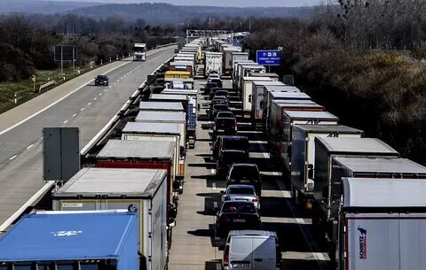 Очередь на границе достигла 50 километров. Источник www.interfax.ru