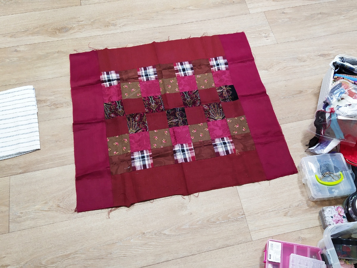 Похоже я сшивала три длинные полосы в одну широкую, а потом разрезала поперек и получалось три квадратика в ряд. Другого объяснения такому расположению квадратов у меня нет