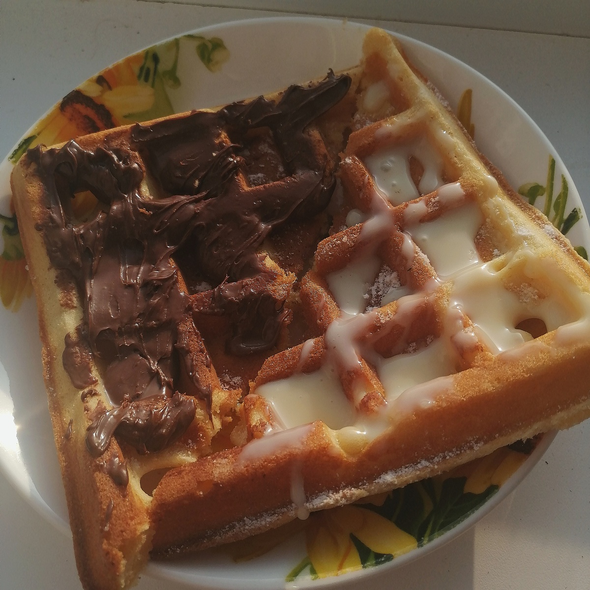 Вот такие вафли у меня получились) Я их пролила сгущенкой и нутеллой