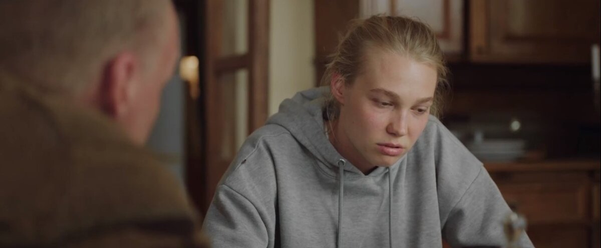 Дочь явно раздосадована, что отец вычеркнул ее из жизни. Кадр из "Интервью"