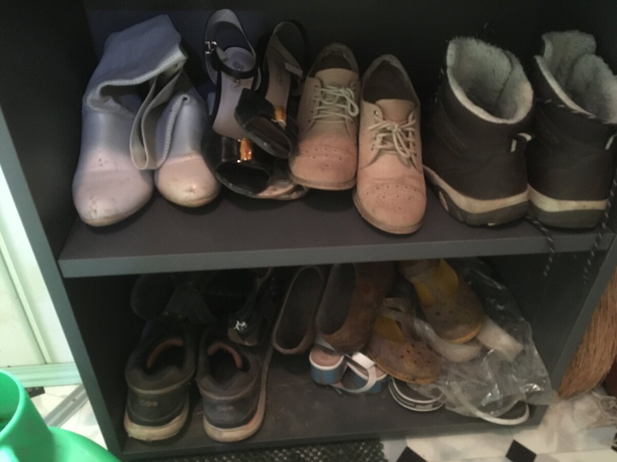 Моя обувь тоже больше не валяется в шкафу насыпью. Показываю, какую приспособу для ее хранения мне навязчиво предложили
