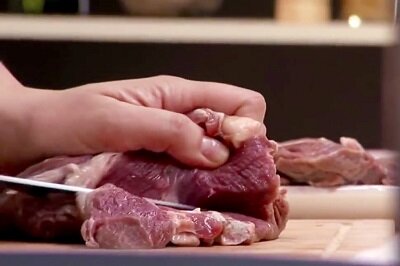 Мясо сначала разрезаем вдоль на пласты