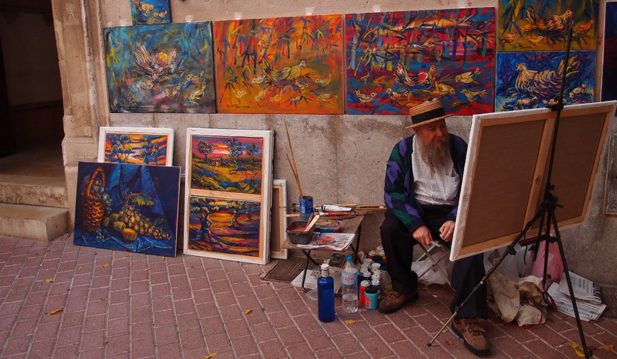 Какая продаваемые картины. Художник продает картины. Картины уличных художников. Уличная художница. Продать картину.