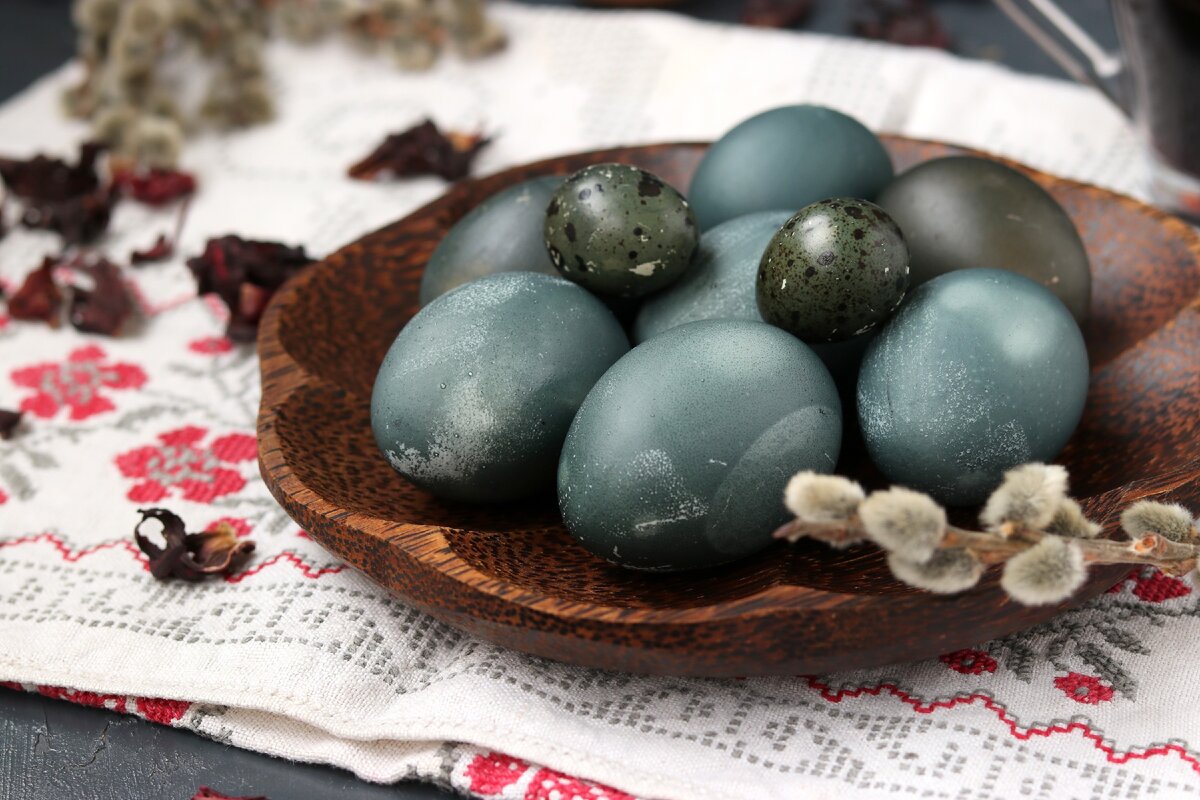 Яйца покрашенные в чае каркаде