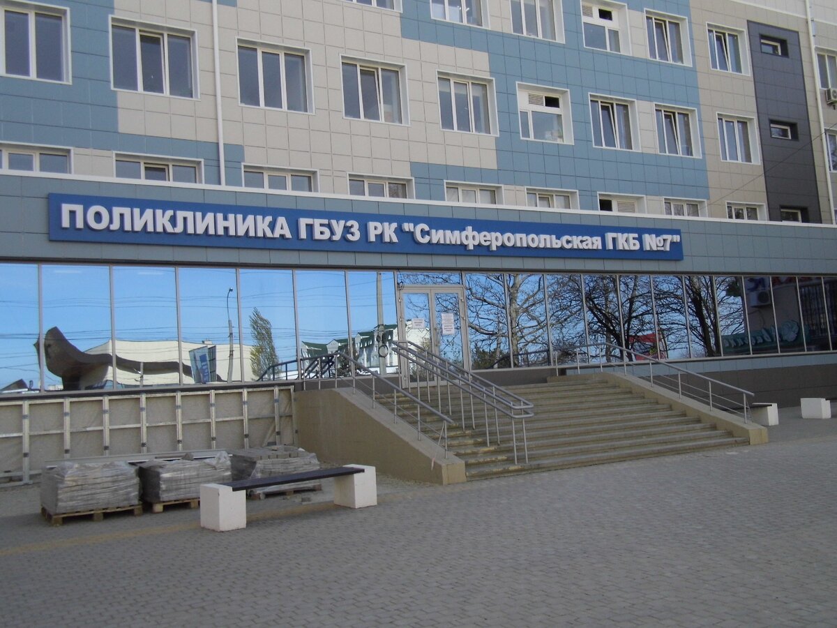 Обновленный фасад поликлиники  