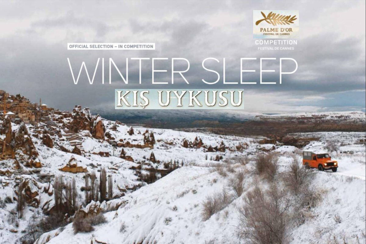 ЗИМНЯЯ СПЯЧКА 2014г. Победитель Каннского кинофестиваля. Айдин – главный герой, актер на пенсии, а нынче хозяин маленькой гостиницы, который в свободное время пишет рассказы или статьи. Заправлять делами ему помогают молодая жена и сестра, тоскующая по мужу, и обе далеко не в восторге, что им пришлось оставить Стамбул ради этой глуши. Сильный снегопад практически полностью отрезает небольшой отель от цивилизации, и он становится безмолвной, холодной декорацией, на фоне которой разыгрываются маленькие трагедии главных героев…