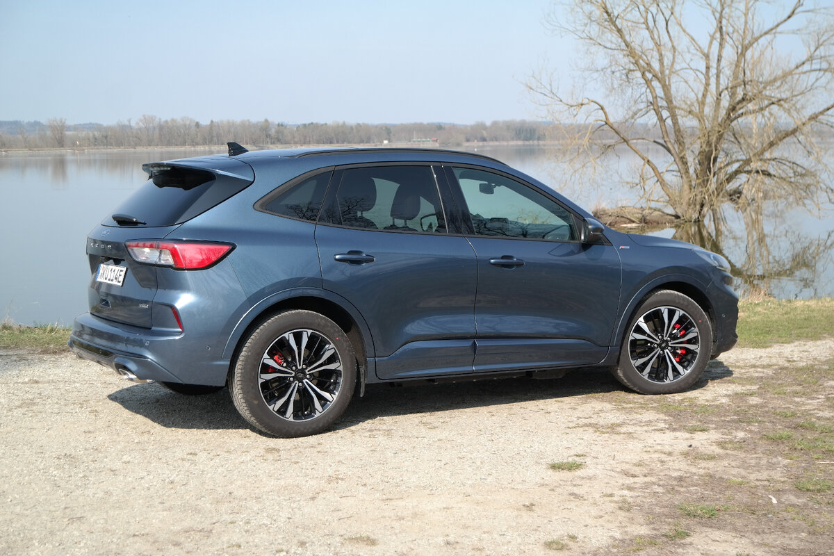 Боковая линия нового Форд Kuga слегка приталена, форма крыши обеспечивает простор над головами, особенно, сзади.