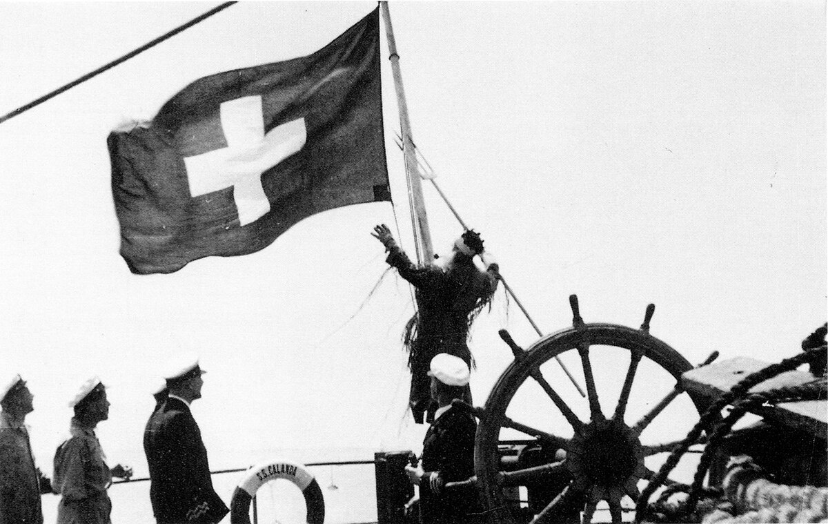Подъем швейцарского флага 9 апреля 1941 года на "ПК Каланда". Начало торгового флота Швейцарии. ©Stiftung Swiss Ships