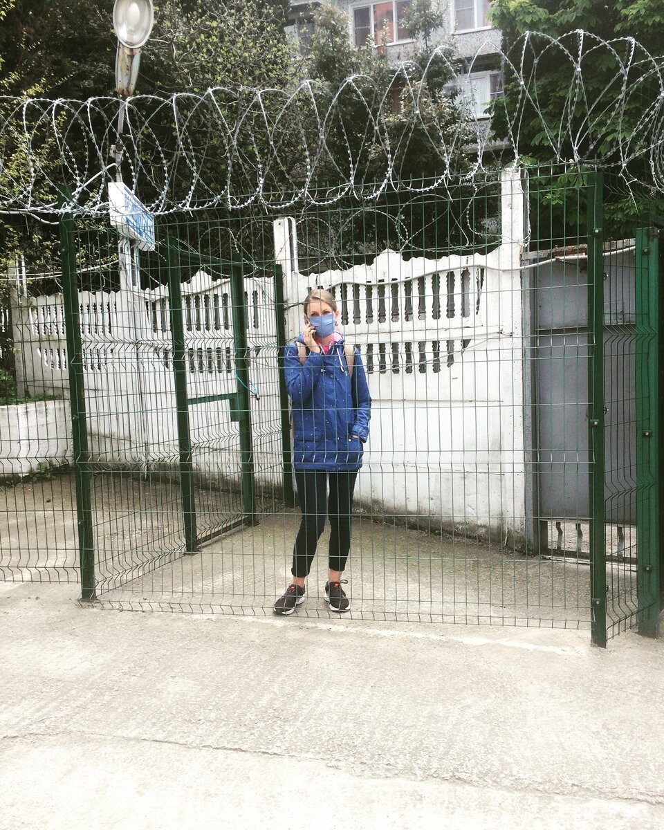 Жена просит её пустить, так как она принесла документы.