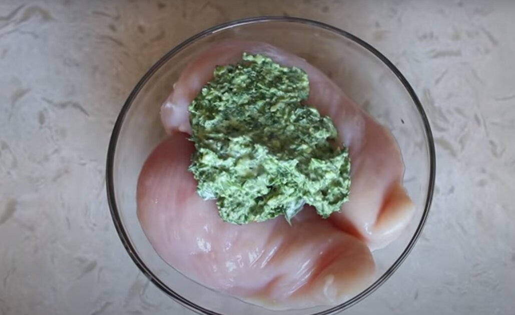 Ингредиенты для курицы: филе грудки - 2 шт
несколько зубчиков чеснока
пучок петрушки
нежирный йогурт - 2 ст. ложки
соль, перец по вкусу
Ингредиенты для салата:
нут - 50 г (варенного)
салатная смесь -200 г
помидоры черри - 70 г
масло авокадо или оливковое - 1 ст ложка
лимонный сок - 1 ст ложка
соль, перец по вкусу