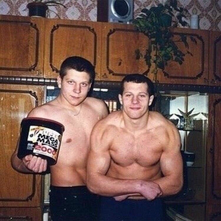Молодые братья Емельяненко. Только на таких фото можно увидеть рельефного Фёдора. Думаю тут его вес был в диапазоне 85-90 кг. Фото: yandex.ru